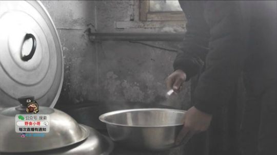 我在斗鱼看野食小哥直播美食