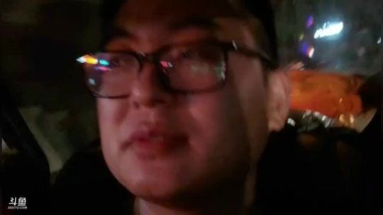 我在斗鱼看火力堂主直播户外