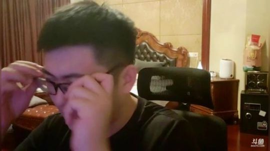 我在斗鱼看火力堂主直播户外