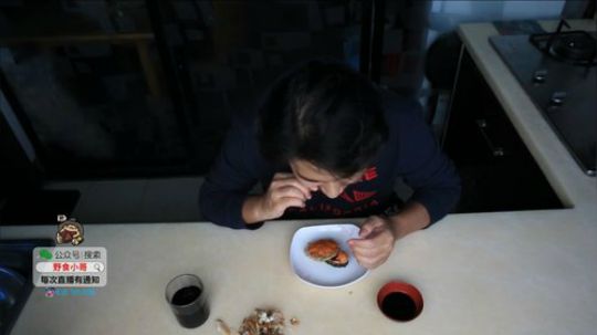 我在斗鱼看野食小哥直播美食