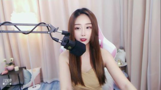 我在斗鱼看菁菁Krystal直播音乐、颜值（横屏）