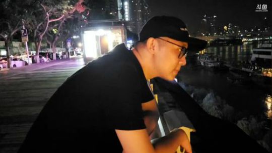 我在斗鱼看小鱼小鱼吃虾米直播户外