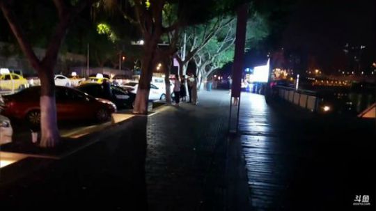 我在斗鱼看小鱼小鱼吃虾米直播户外
