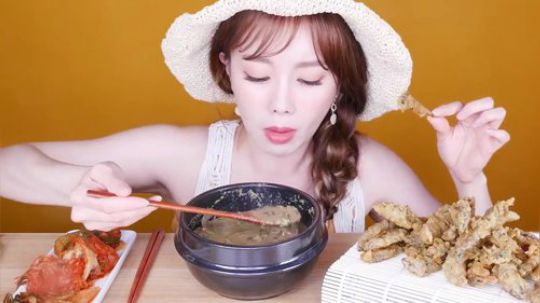 【ssoyoung】素英,50条活泥鳅 ,她是这样吃的!