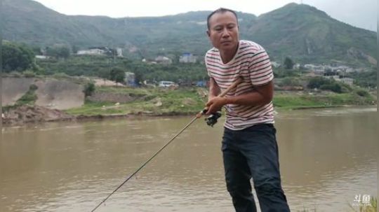 我在斗鱼看黑哥户外直播乡野