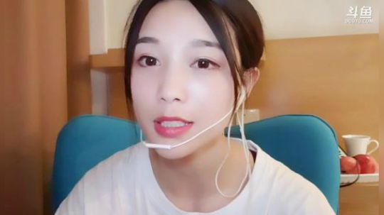 我在斗鱼看百变姑姑肖淑洁直播户外