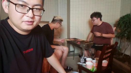 我在斗鱼看火力堂主直播户外