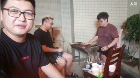 我在斗鱼看火力堂主直播户外
