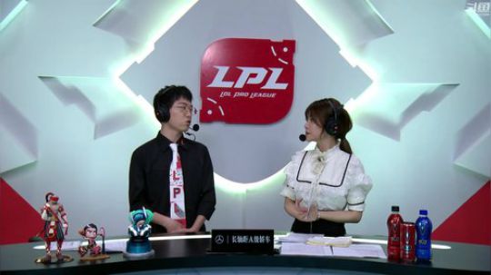 我在斗鱼看英雄联盟赛事直播英雄联盟