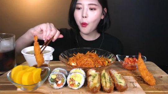 文福姬小姐姐芝士猪排和辣味甜甜的紧面紫菜包饭小吃