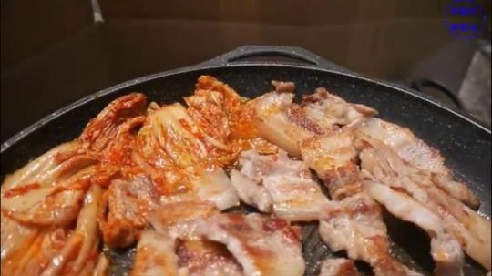 【闷头就是的一家人】 烤五花肉和泡菜