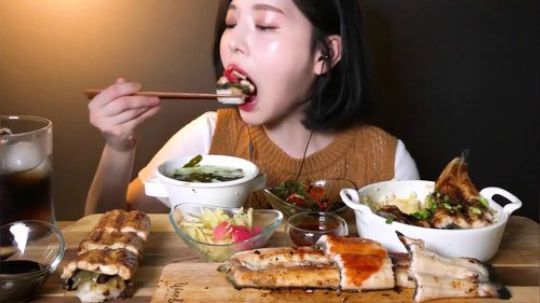 文福姬小姐姐鳗鱼吃播！鳗鱼盖饭鳗鱼寿司黄瓜凉汤.