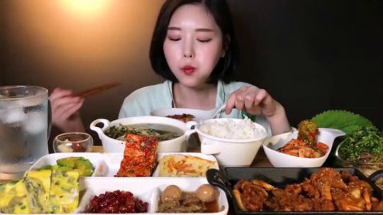 韩国美女吃播文福姬小姐姐：丰盛的家常饭吃的饭桌腿断了之…