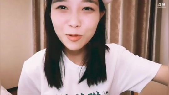 我在斗鱼看百变姑姑肖淑洁直播户外