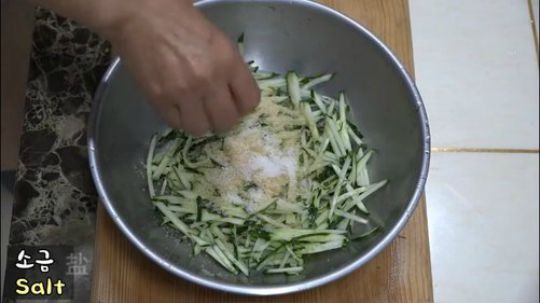 今天吃辣炒章鱼、炒土豆、凉拌菜、黄瓜汤