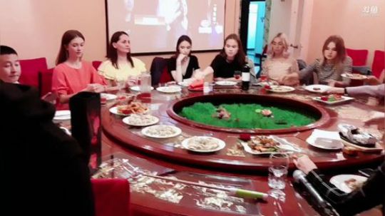 俄罗斯美女陪姐夫庆生日晚会，走起。 2019-08-14 17点场