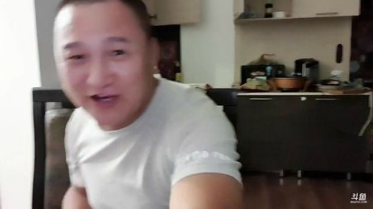 俄罗斯美女陪姐夫庆生日晚会，走起。 2019-08-15 01点场
