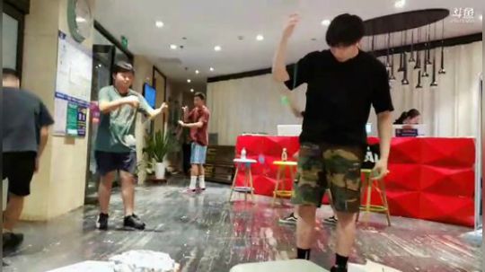 我在斗鱼看火力堂主直播户外