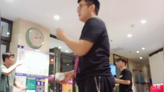 我在斗鱼看火力堂主直播户外