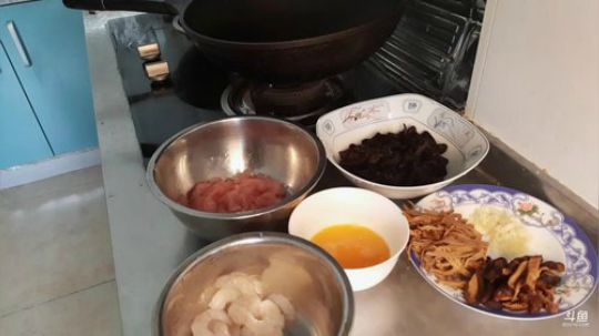 在家做打卤面。 2019-08-16 15点场