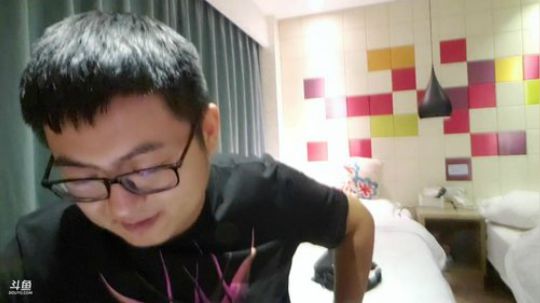 我在斗鱼看火力堂主直播户外