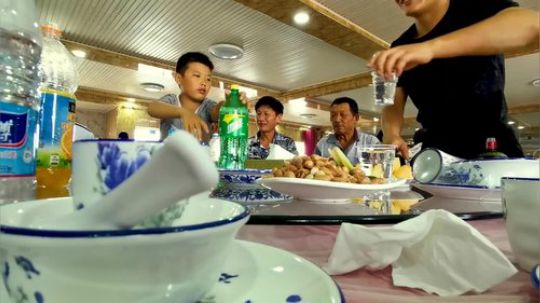 村里喝喜酒，599一桌的喜宴，大sao全程吃不停，旁边大哥看