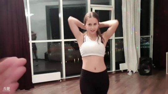 先看美女弹琴，一会户外节目走起。 2019-08-19 23点场