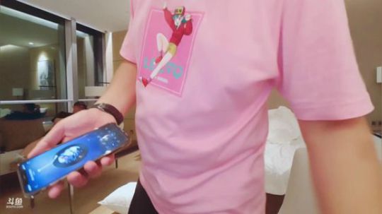 我在斗鱼看小鱼小鱼吃虾米直播户外