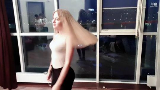 美女队伍逐渐变大，才艺展示多元化。 2019-08-20 21点场