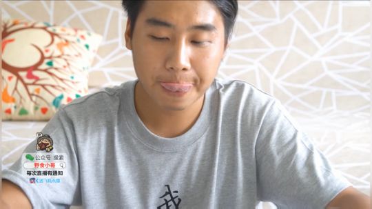 我在斗鱼看野食小哥直播美食