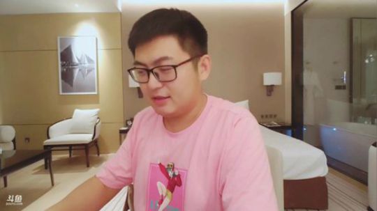 我在斗鱼看小鱼小鱼吃虾米直播户外