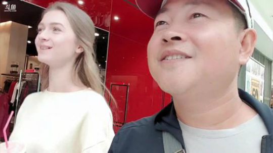 美女队伍逐渐变大，才艺展示多元化。 2019-08-21 12点场