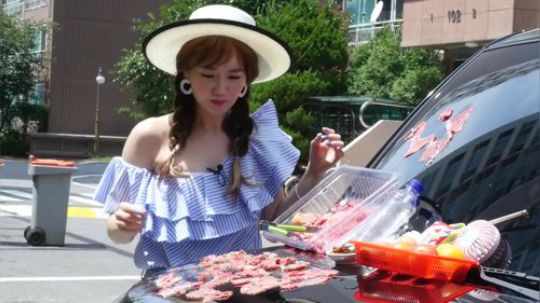 Ssoyoung在汽车引擎盖上烤肉
