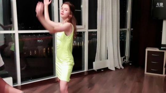 美女队伍逐渐变大，才艺展示多元化。 2019-08-21 21点场