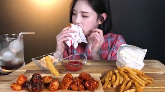 韩国美女吃播文福姬小姐姐汉堡包辣年糕薯条