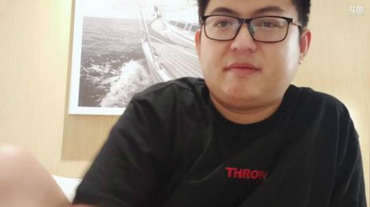 我在斗鱼看火力堂主直播户外