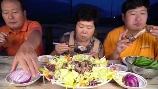 韩国兴森一家人，冷冻猪脚沙拉