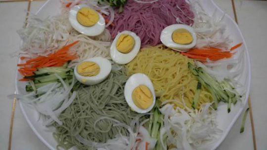 韩国兴森一家人，彩色辣拌面