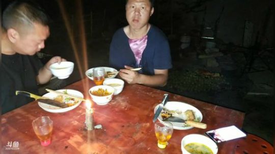 我在斗鱼看黑哥户外直播户外