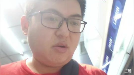 我在斗鱼看火力堂主直播户外