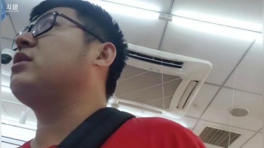 我在斗鱼看火力堂主直播户外