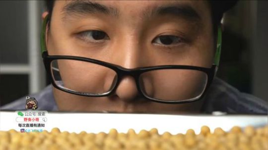 我在斗鱼看野食小哥直播美食