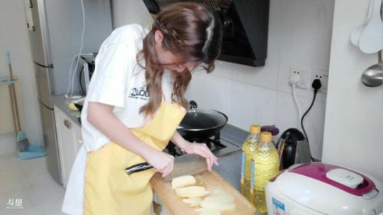 菜菜的瓜皮帽发布了一个斗鱼视频2019-08-29