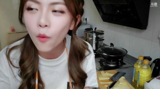 菜菜的瓜皮帽发布了一个斗鱼视频2019-08-29