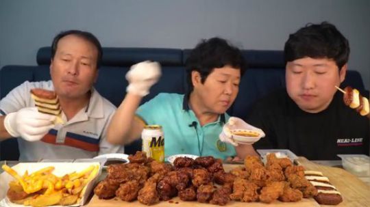韩国兴森一家人，炸鸡、香肠年糕串