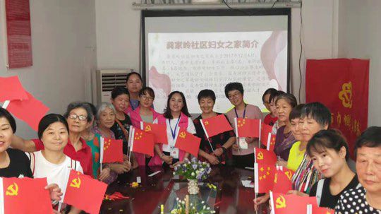 “巾帼心向党”——手工绘制国旗党旗活动
