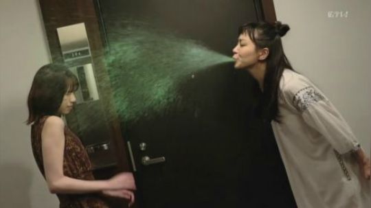 《轮到你了》18，女子出家门，竟被邻居口喷绿色不明液体