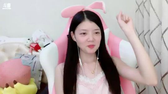 素颜将就一下 2019-08-28 22点场