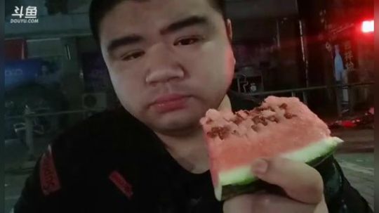 我在斗鱼看做个疯子直播户外