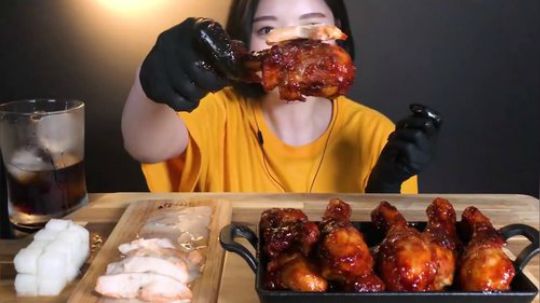 韩国美女吃播文福姬烤炸鸡的马拉伯鸡腿炸鸡